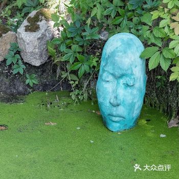 这样的小花园在没有多余的修剪，自由生长成完全的自然形