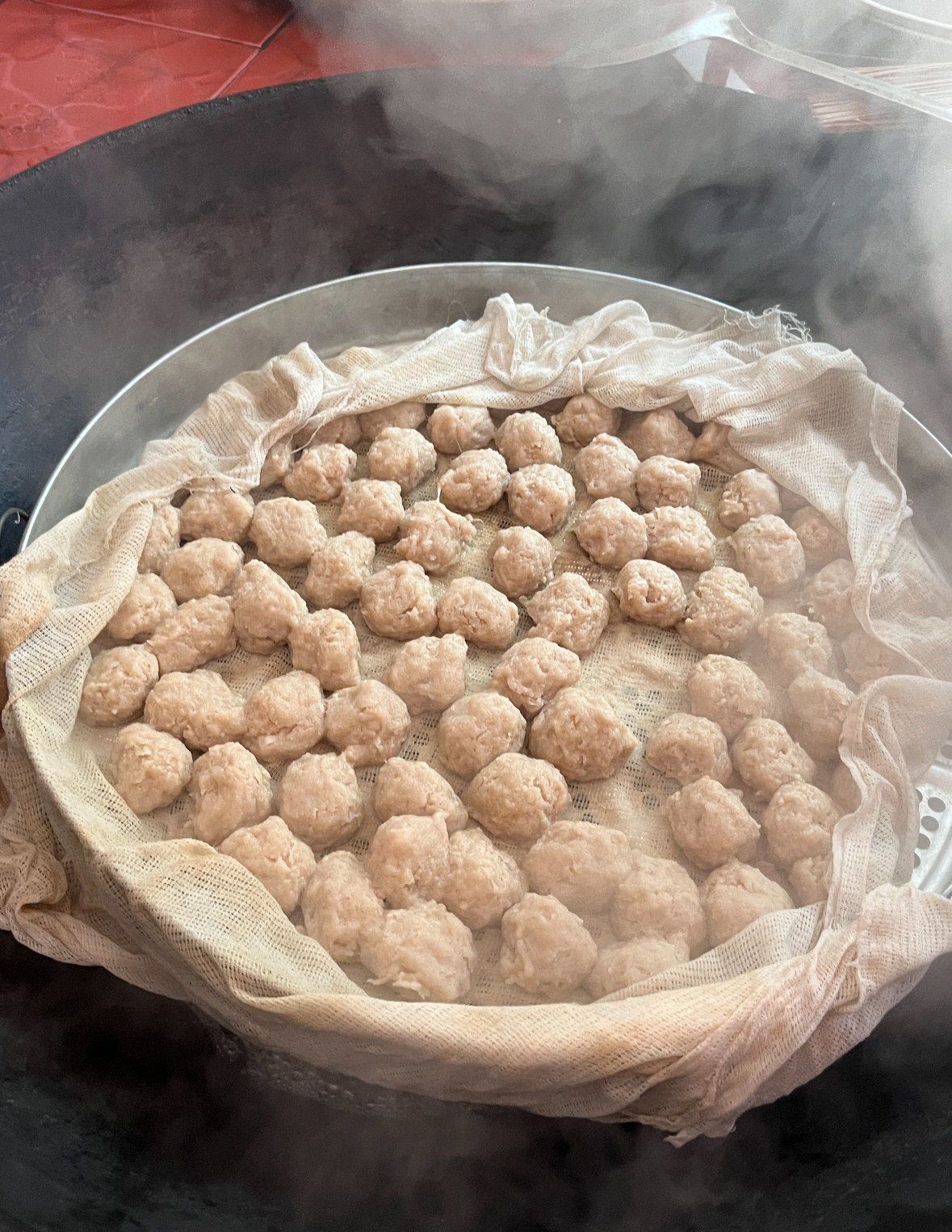 肉丸已经蒸好啦,我们家都是上锅蒸,沾辣椒水