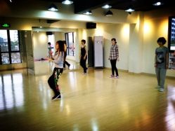点击看大图 iphone_upload_pic-魅力四射舞蹈会所