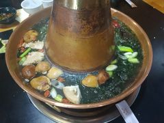 菌菇火锅-果松木炭酸菜铜火锅·外婆参鸡汤