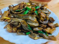 狗仔豆炒猪肉-正宗高流河饭店原创风姜鸡