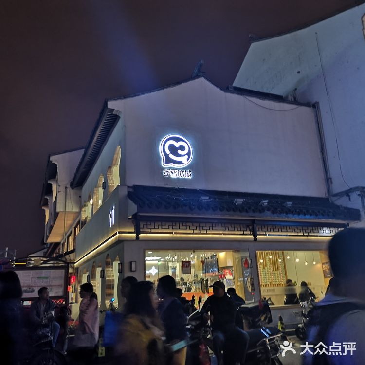 观前街，购物圣地，感觉会稍微平民化一点，街上超级多的