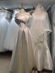 -衣贝姿婚纱礼服馆