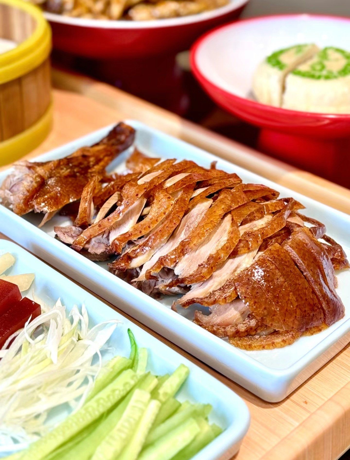 北京烤鸭,外皮酥脆,色泽红亮,泛着诱人的