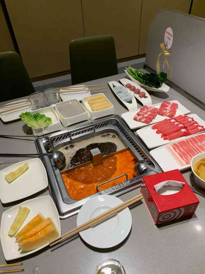 出差来到南宁安吉万达广场附近,见海底捞不是太多人排队,于是就进店试