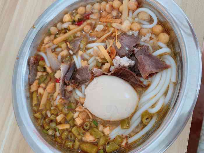 正宗桂林担子米粉-"位置很好找,在路口.店内干净,米粉便宜又.