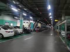 -万达广场菱角湖店-地面停车场