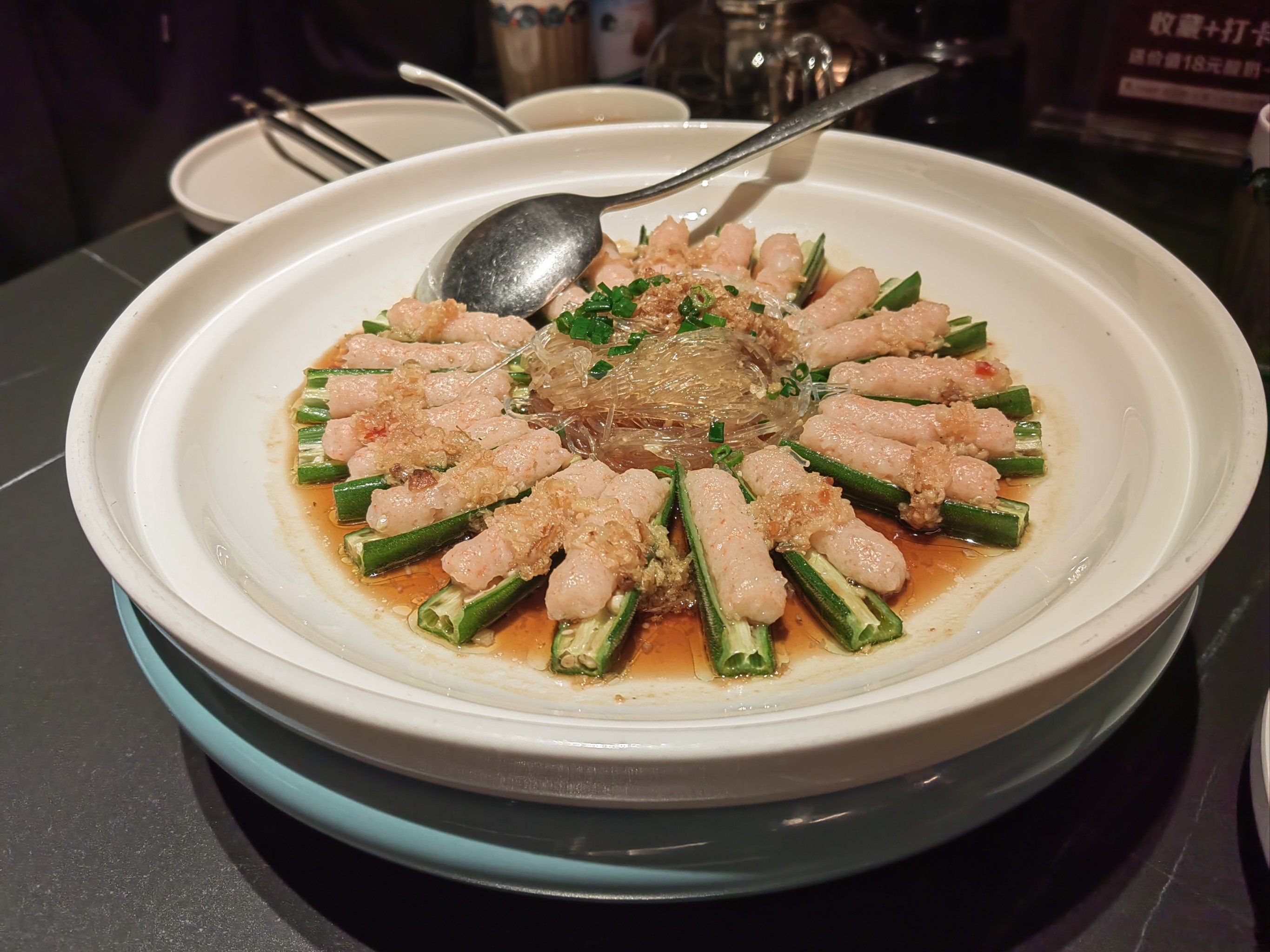 鸽子汤很鲜美,红烧肉分量很大好吃,芝士焗土豆孩子很喜欢