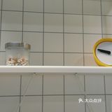 这样一块墙面闲着也怪可惜，可以在上面放一些装饰品