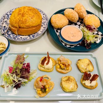 位置很好找，在港汇三楼