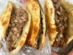 烧饼夹牛肉-老西关黄老太牛肉烧饼