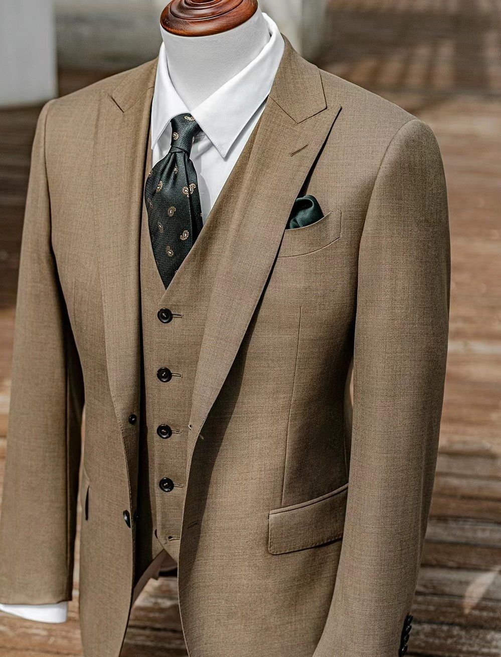 卡其色戗驳领系列西装