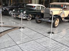 门口展示的老爷车-圣丰索菲特·2 On 988 Café 自助餐厅