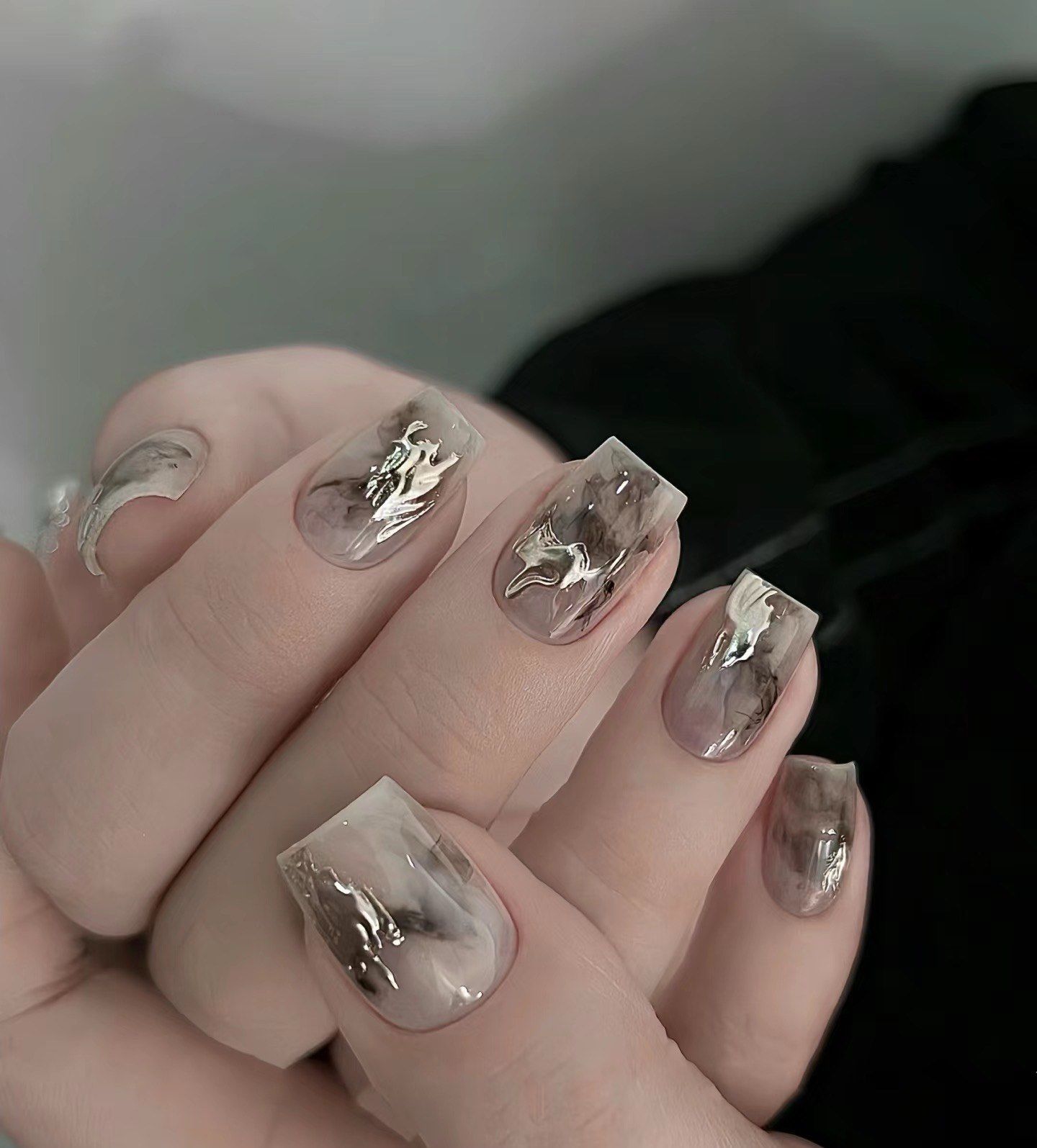 短甲黑色系美甲款式高级风晕染