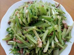 芹菜肉丝-呼吸森林·生态农庄农家乐私房菜