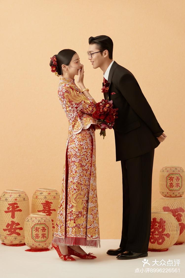 富有年轻趣味的龙凤褂婚纱照