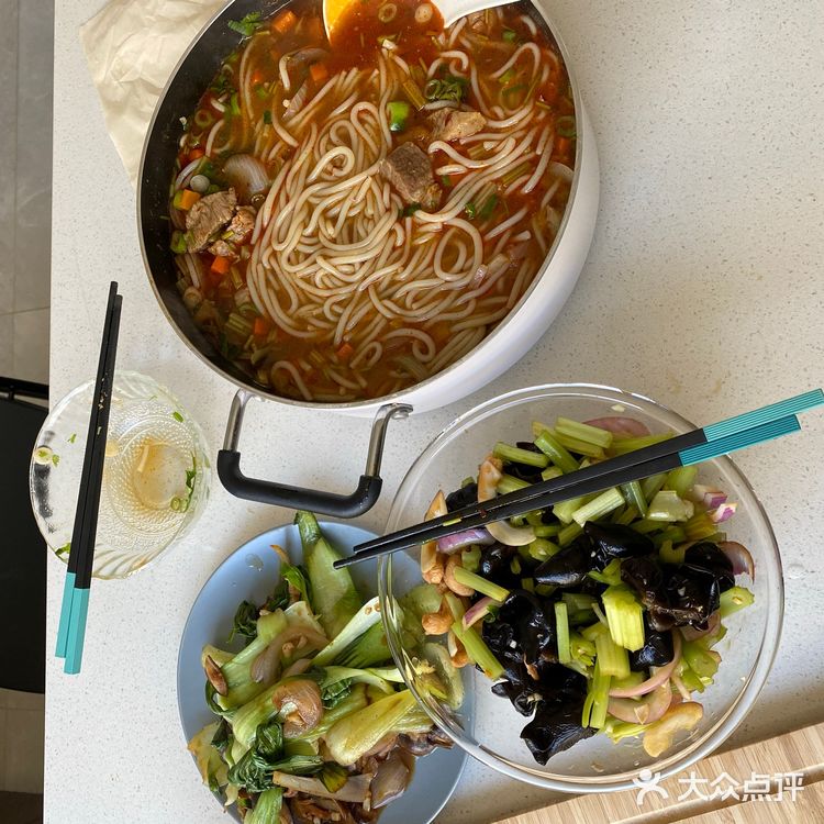 煮锅牛肉，搞个牛肉粉。步骤和之前奶奶做的羊肉粉差不多