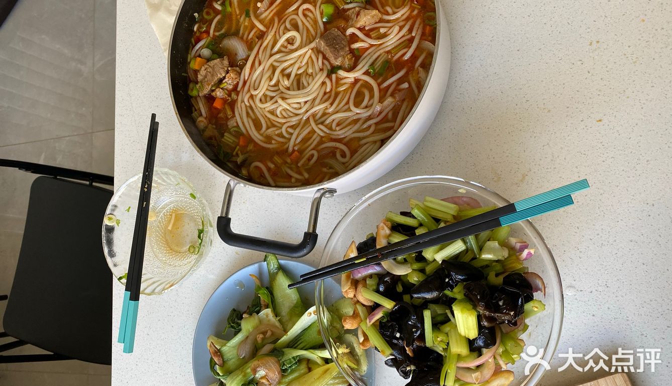 煮锅牛肉，搞个牛肉粉。步骤和之前奶奶做的羊肉粉差不多