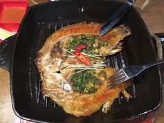 傣族香茅草烤罗非鱼-雀舞云南菜(天津天河城购物中心店)