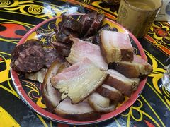 腊肉香肠拼盘-金荞麦彝家美食