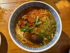 辣肉面加雪菜和毛豆-沪西老弄堂面馆(定西路店)