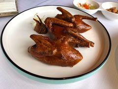 玻璃皮润烧乳鸽皇-富力丽思卡尔顿酒店·丽轩中餐厅