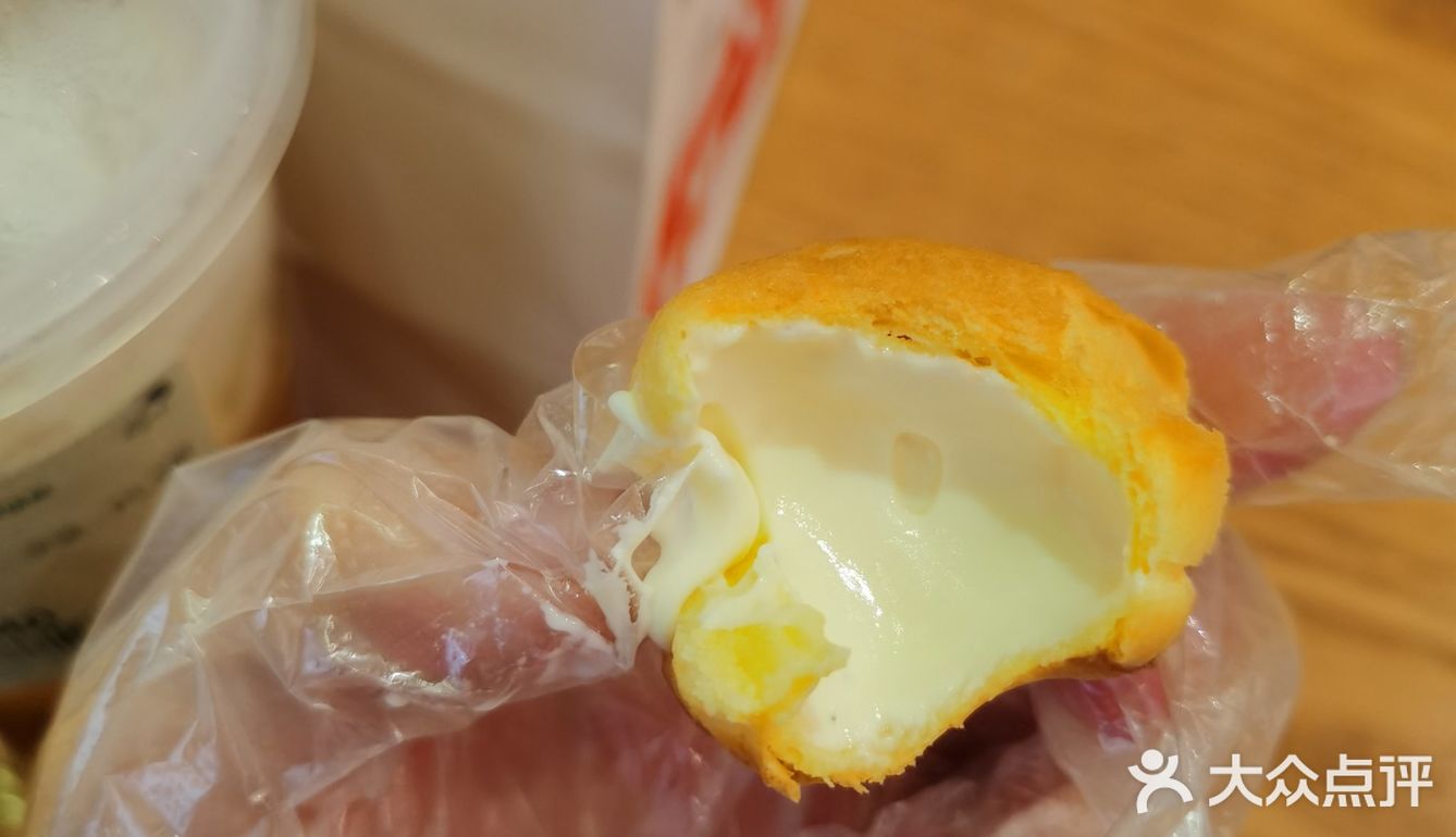 每次买来吃都有点后悔，挞皮比较厚，流心也比较扎实