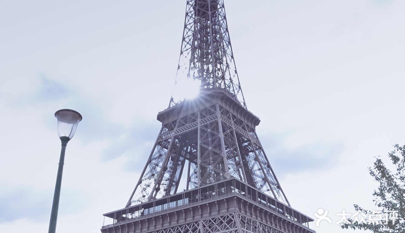 第一次有去巴黎的念想是看了一本很多插画的巴黎随笔