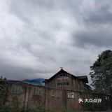 溪水水不深，基本就是齐膝盖