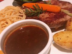 美式沙朗牛扒伴意粉配黑胡椒汁-绿茵阁(体育西分店)