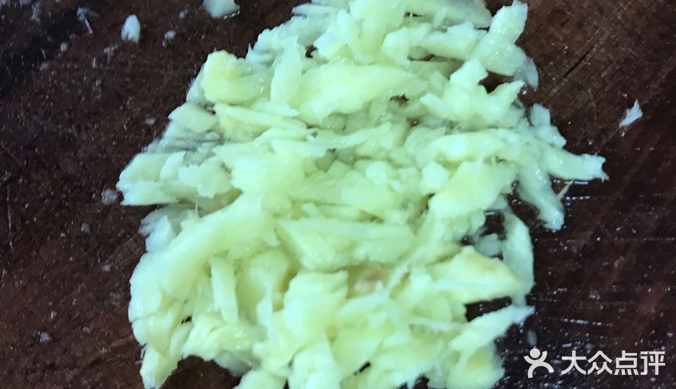 翻炒至变色 倒入芹菜 一起翻炒 快熟时