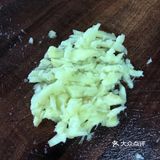 翻炒至变色 倒入芹菜 一起翻炒 快熟时