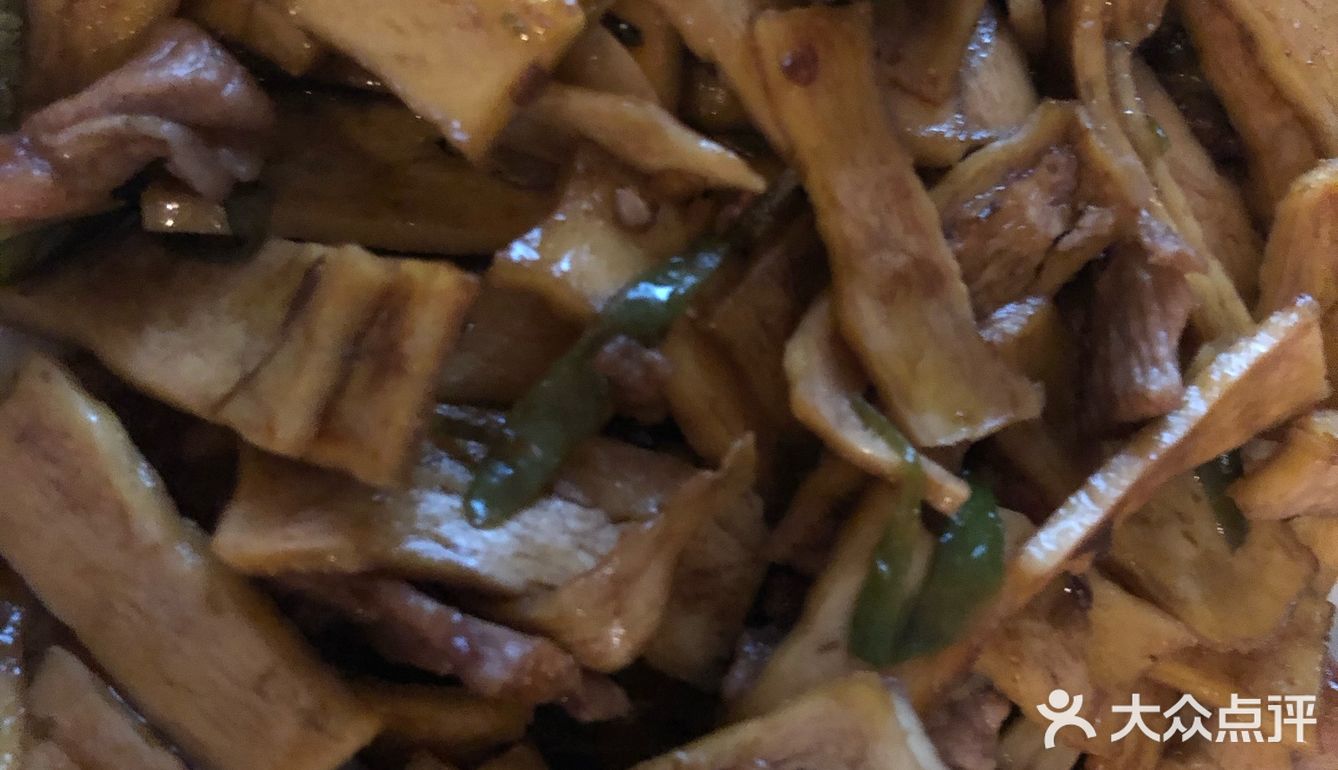 剪刀，黑胡椒。制作步骤：1，清洗螃蟹