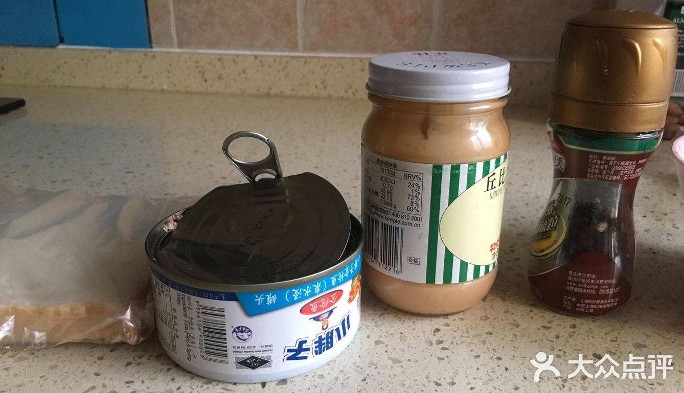 金枪鱼三明治酱制作完成！抹在面包片上放上番茄