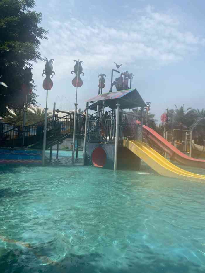 乐山仙芝海啸水上乐园-"我们去的时候是周一下午,天气还好没很大太.