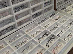 -MiRi眼镜连锁·蔡司·尼康控优点合作店(莘庄店)