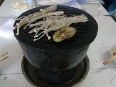 烤肉的炉子，炭火很旺-大槐树烤肉馆