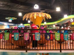 -维佳童话镇演出现场(徐东店)