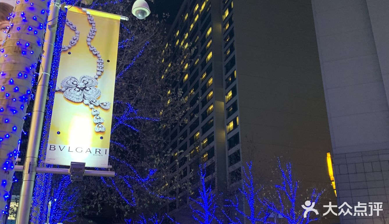 周边已是CBD核心地区,地铁一号线路过