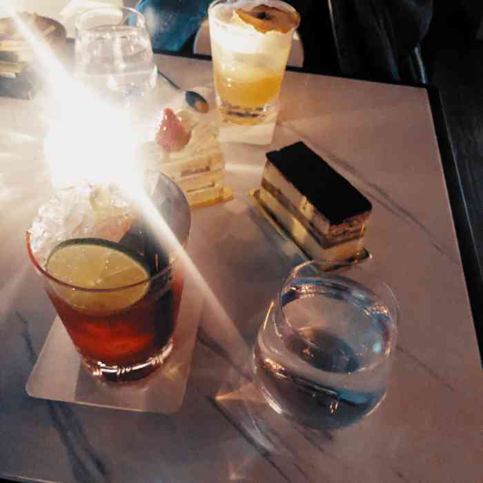 devils share(安福路店)-"家附近竟然有这么闹中取静的酒吧,简单的装