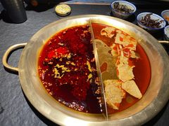 牛油金汤鸳鸯锅-九鼎轩脆毛肚火锅(南京东路店)