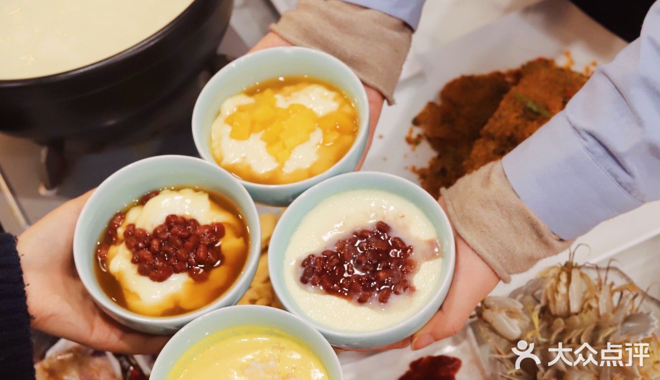 鲜奶麻糬泡在糖水中，香糯嫩滑，还可以拉出超长拉丝