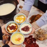 鲜奶麻糬泡在糖水中，香糯嫩滑，还可以拉出超长拉丝