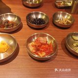环境： 干净舒适 空间也很大不会拥挤 服务：