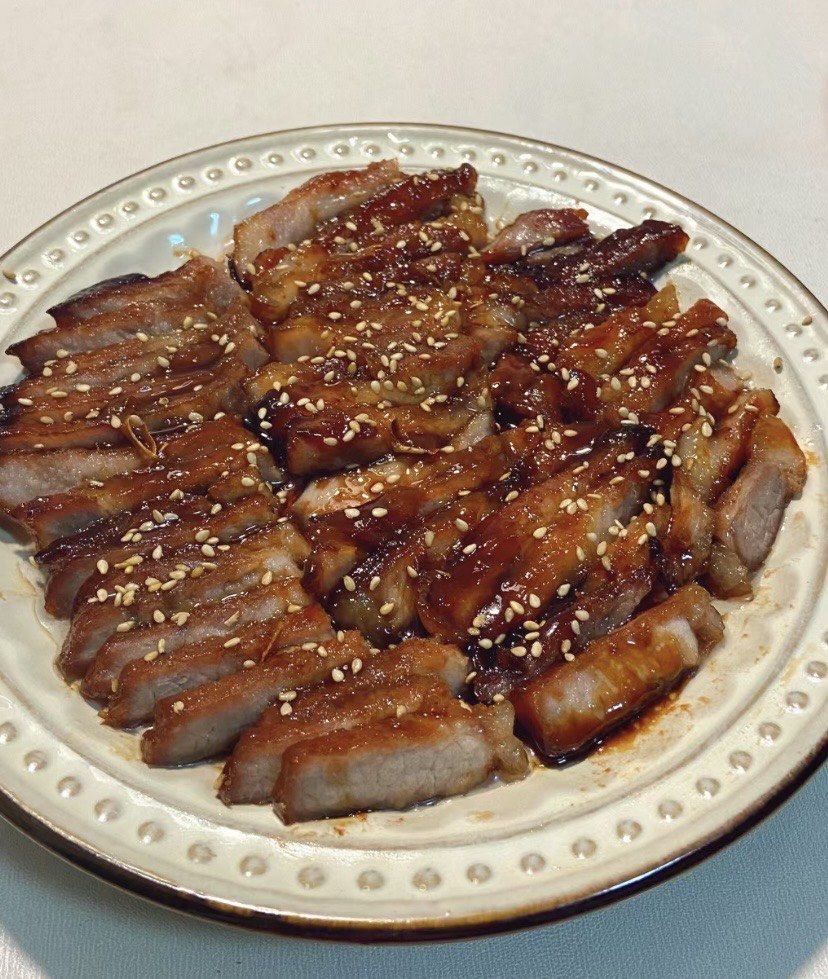 n葱烧豆腐
蜜汁烤翅q
梅菜肉饼
爆炒鱿鱼
清蒸红鱼q
肉