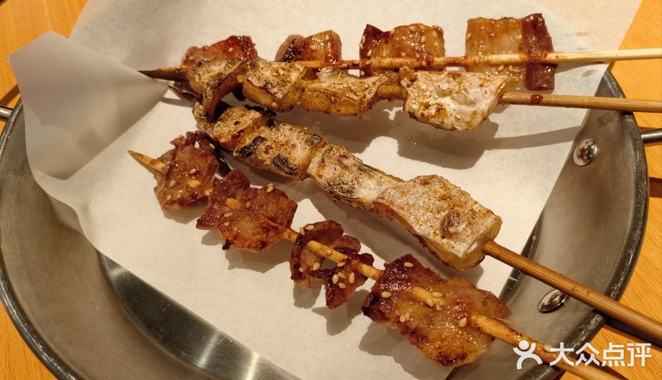 招牌蜜汁烤鱼腩和五花肉烧烤很绝！
