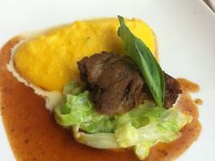 小牛肉配软土豆泥-香格里拉鱼跃地中海西餐厅·牛排披萨