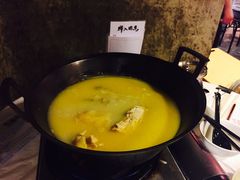 浓厚原只鸡煲花胶汤-鲜入围煮花胶鸡海鲜火锅