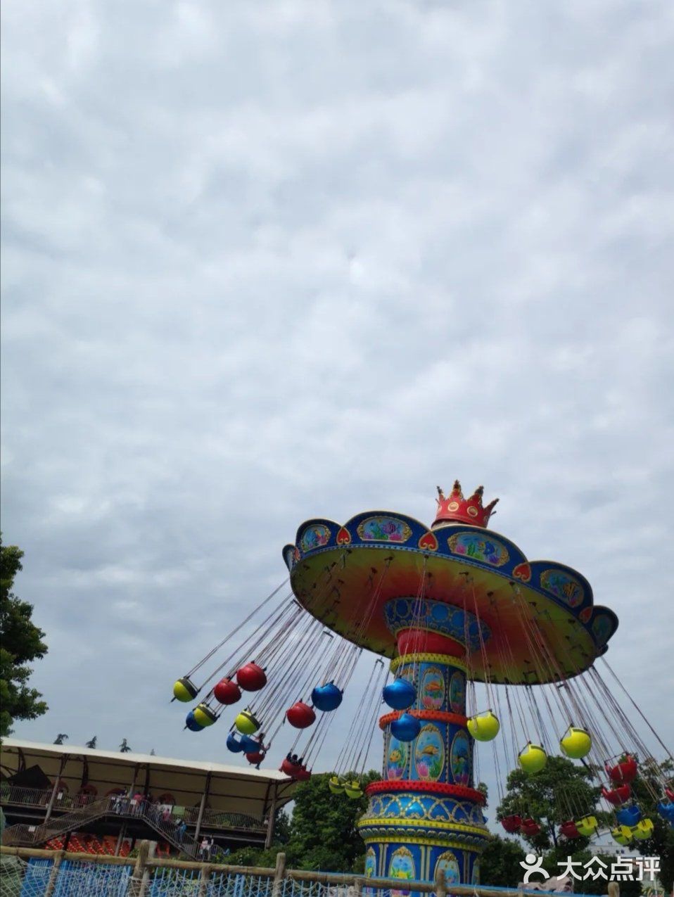108在室外游乐场撒欢