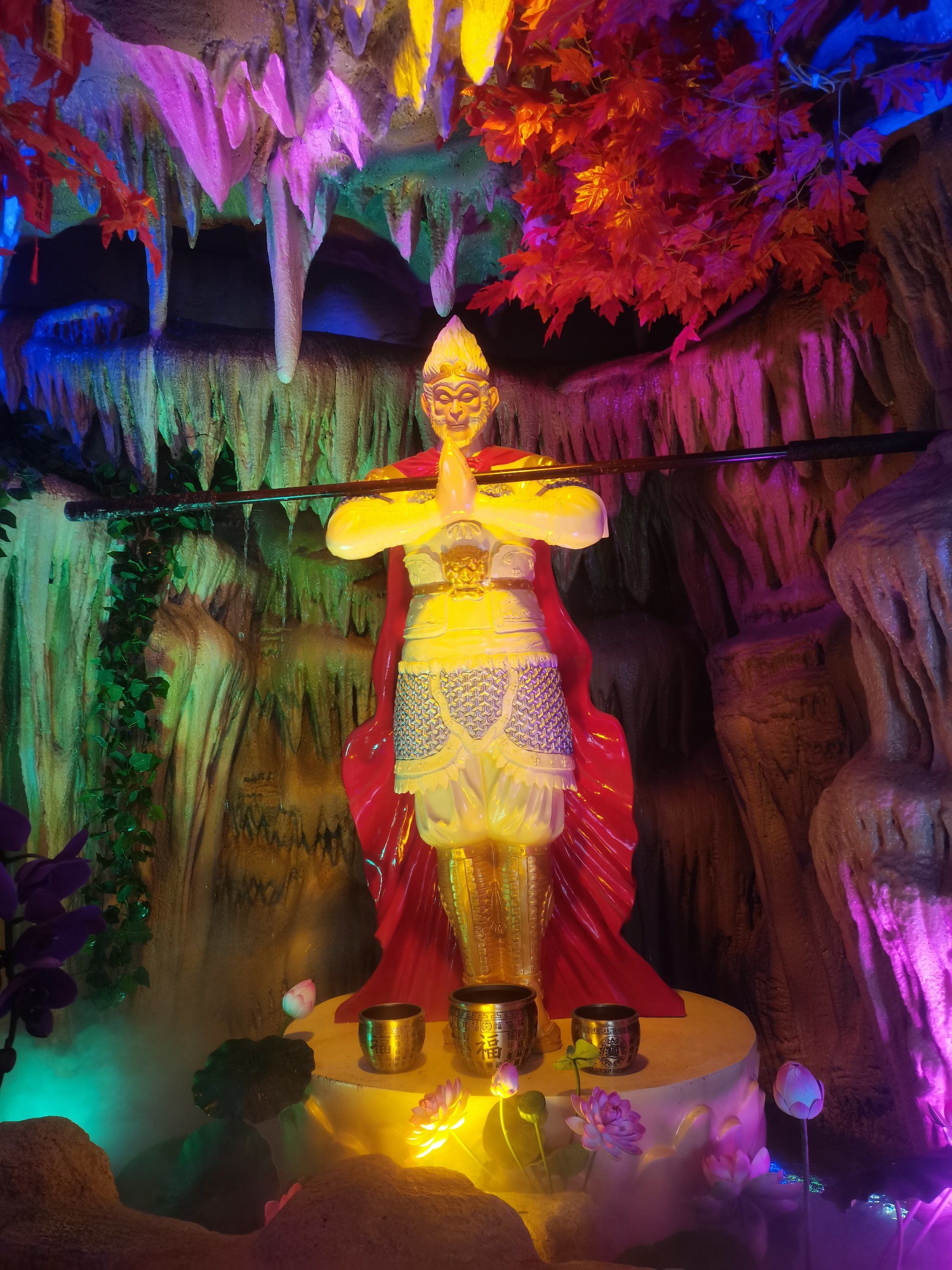 灯光下水帘洞,美得像画